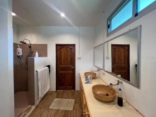 a bathroom with two sinks and a large mirror at Creek Cottage Chaeson in Ban Mun Thung
