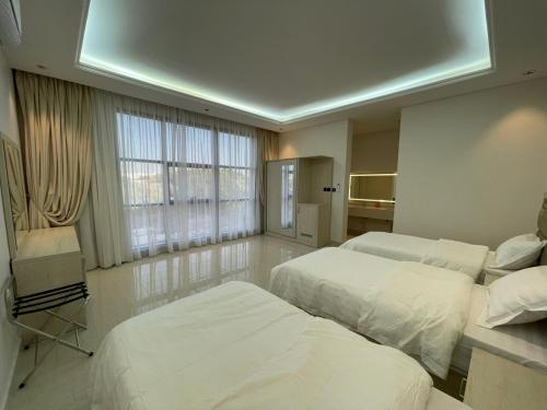 a bedroom with two beds and a window at شقة ياسمين الفندقية in Medina