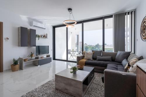 Taupe's 2-BR Apartment & Balcony in Larnaca