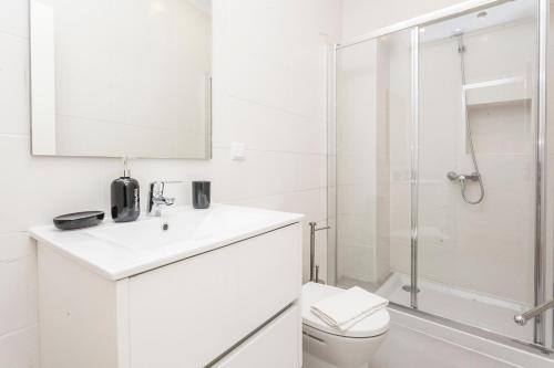 bagno bianco con lavandino e doccia di Apartment Yellow Bica a Lisbona