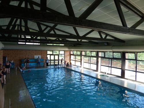 ein großer Swimmingpool mit Menschen darin in der Unterkunft Les Aveilles in La Motte-dʼAveillans