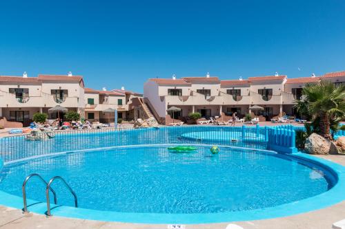 una gran piscina frente a un hotel en Apartamentos Moon Dreams Los Lentiscos, en Cala en Blanes