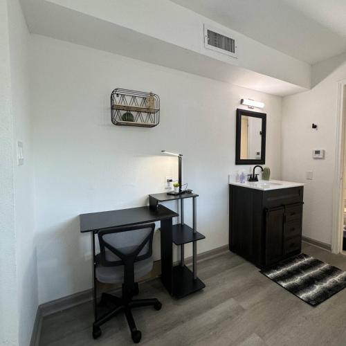 a bathroom with a desk and a sink and a mirror at 2BD DT Dallas l FIFA READY l 5 Min from Love Field in Dallas