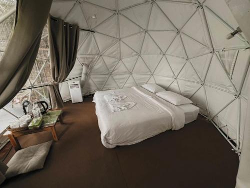 a room with a bed in a tent at สะปันฮิลล์ Sapan Hill in Ban Huai Ti