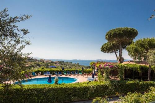 Blick auf einen Pool mit Stühlen und Bäumen in der Unterkunft Hotel La Badia in Sorrent