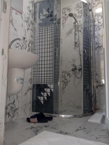 a bathroom with a shower and a sink at Gelinkızı Apart in Kargınküre