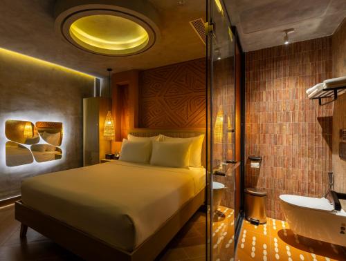 ein Schlafzimmer mit einem großen Bett und ein Badezimmer in der Unterkunft Pynt Hotel 8 in Ho-Chi-Minh-Stadt