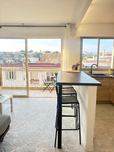 Bel appartement renove avec balcon Antibes centre