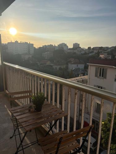 Bel appartement renove avec balcon Antibes centre