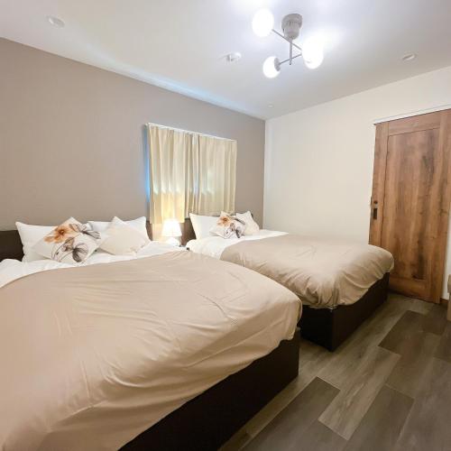 two beds sitting next to each other in a bedroom at 2, Nerima, 1st floor apartment, 練馬 in Tokyo