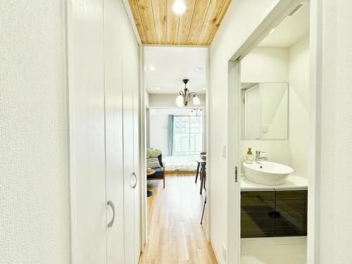 3 min walk from subway Direct to Nihonbashi, Shinsaibashi Tsutenkaku, Kuromon Market within walking distance 1 bedroom for 2 people 8th floor elevator apartment