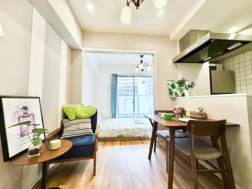 3 min walk from subway Direct to Nihonbashi, Shinsaibashi Tsutenkaku, Kuromon Market within walking distance 1 bedroom for 2 people 8th floor elevator apartment