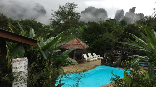 Piscina de la sau aproape de Khao Sok Morning Mist Resort