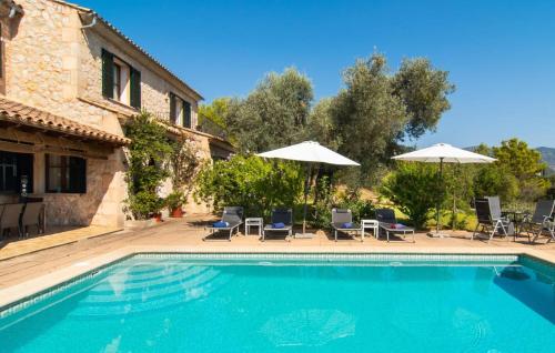 a swimming pool with chairs and umbrellas at Moscari in Moscari