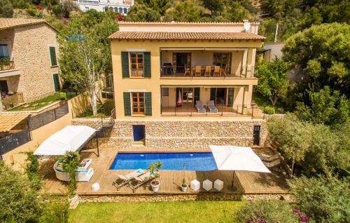 Luftaufnahme eines Hauses mit Swimmingpool in der Unterkunft Mofares in Calvià