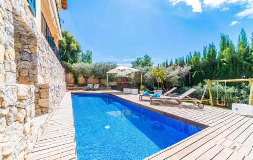 eine Villa mit Swimmingpool und Holzterrasse in der Unterkunft Mofares in Calvià