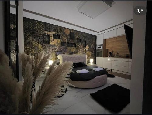 a bedroom with two beds and a kitchen at Apartman Delux in Bačka Topola