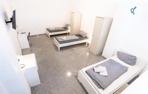 an overhead view of a room with two beds at BEGE APARTMENTS DowntownFlat in Niederdorla
