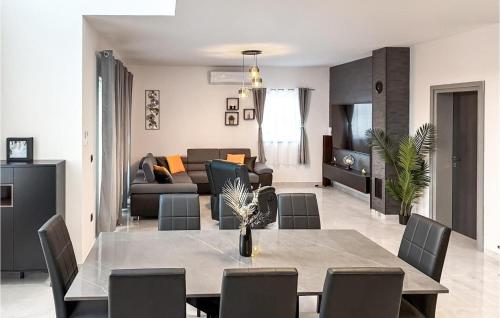 4 Bedroom Gorgeous Home In Raslina