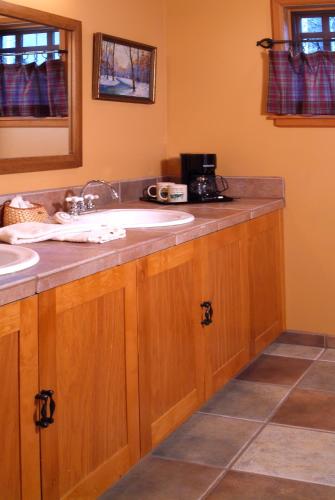 a bathroom with two sinks and a mirror at Weasku Inn in Grants Pass