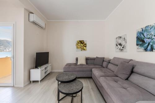 Sun & Sea 1BR Apartment by PikHost