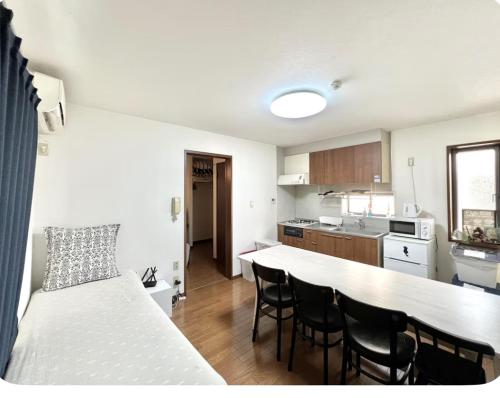 a kitchen with a table and chairs in a room at 直达-池袋-2分钟 车站徒步6分钟 3bedrooms-IT0338 in Tokyo