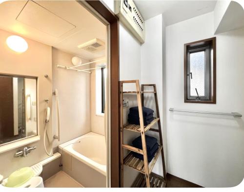 a bathroom with a ladder next to a bath tub at 直达-池袋-2分钟 车站徒步6分钟 3bedrooms-IT0338 in Tokyo