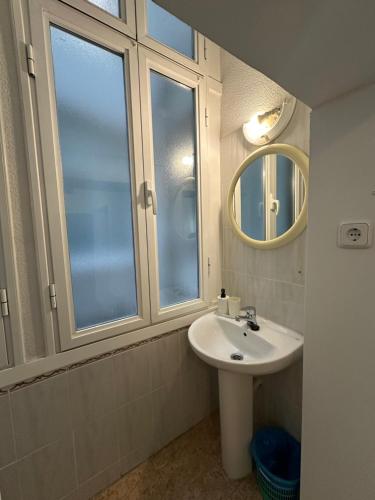 a bathroom with a sink and a mirror at Center Madrid habitaciones in Madrid