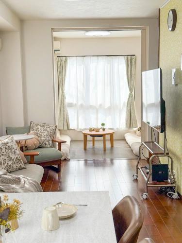 Easy access 4 bedrooms 2 bathrooms for 8 people 5min walk to Tsuruhashi station direct access to Namba Nara and USJ near hot springs and shopping streets