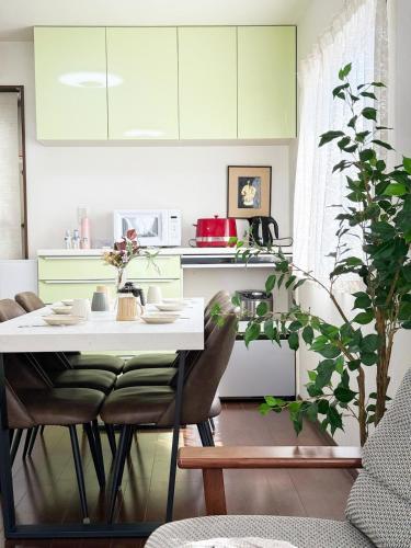 Easy access 4 bedrooms 2 bathrooms for 8 people 5min walk to Tsuruhashi station direct access to Namba Nara and USJ near hot springs and shopping streets