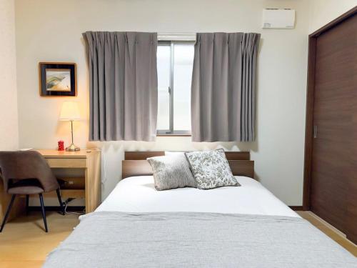 Easy access 4 bedrooms 2 bathrooms for 8 people 5min walk to Tsuruhashi station direct access to Namba Nara and USJ near hot springs and shopping streets