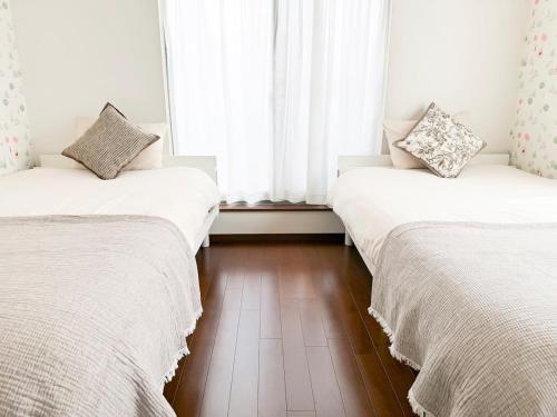Easy access 4 bedrooms 2 bathrooms for 8 people 5min walk to Tsuruhashi station direct access to Namba Nara and USJ near hot springs and shopping streets