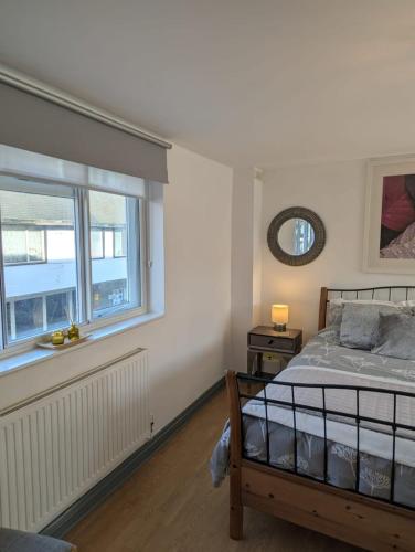 a bedroom with a bed and a window at Romeo's Retreat in Stratford-upon-Avon