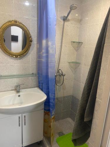 Et badeværelse på Teryan Appartement