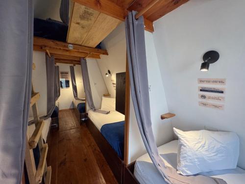 Llit o llits en una habitació de Arena Hostel