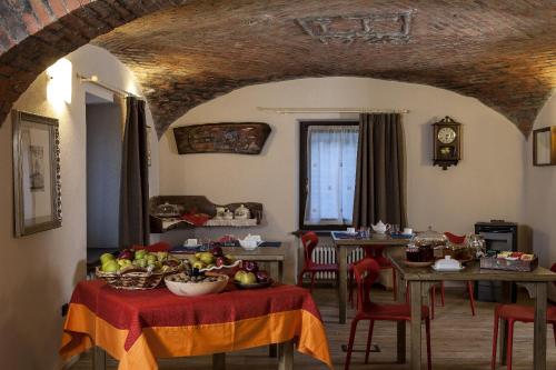 a dining room with a table with fruit on it at La Pietra Felice in Introd