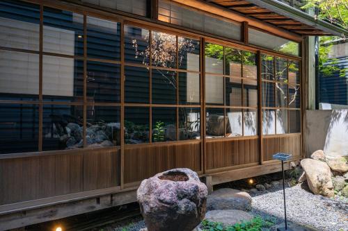 Namba 15min by train 90yo Traditional Osaka Stay