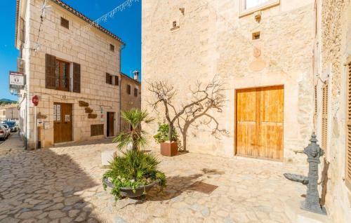 a street with a building with a wooden door at Duplex Can Roses in Moscari