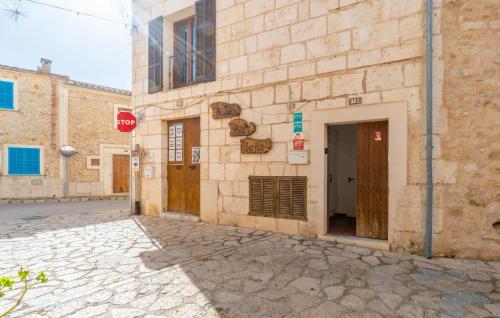 a brick building with a stop sign on a street at Duplex Can Roses in Moscari