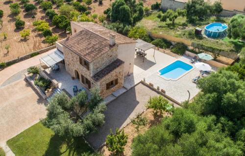 an aerial view of a house with a swimming pool at Sa Finqueta in Manacor