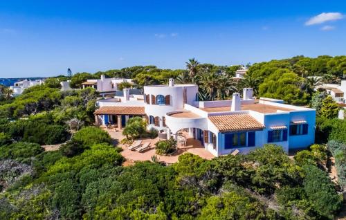 an aerial view of a large white house at Can Roca De Cala D'or in Cala d´Or