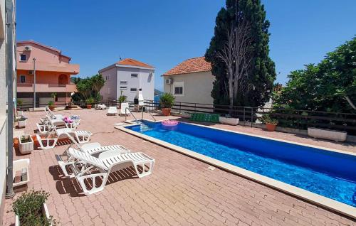 Pet Friendly Apartment In Okrug Gornji