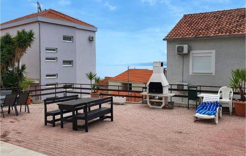 Pet Friendly Apartment In Okrug Gornji