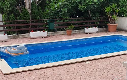 Pet Friendly Apartment In Okrug Gornji