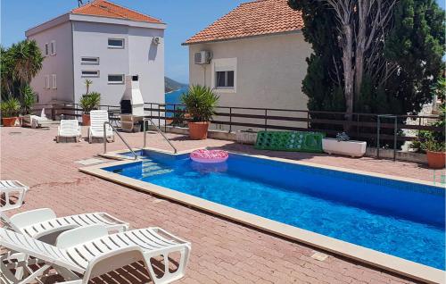 Pet Friendly Apartment In Okrug Gornji
