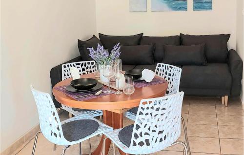 Pet Friendly Apartment In Okrug Gornji