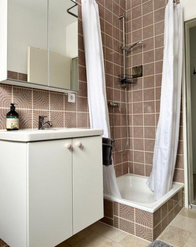 a bathroom with a white sink and a shower at Solo by Zirwick Apartment in Weiherhammer