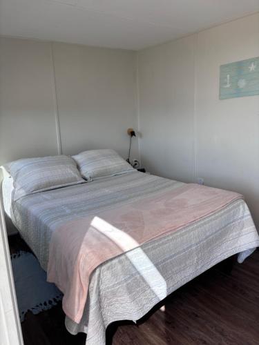 a bedroom with a bed with a blanket on it at Cabañas ecológicas Tongoy in Tongoy