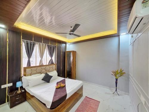 a bedroom with a bed in a room with a ceiling at ll EMPYREAN STAYS ll SUPREME VILLA II 3BHK II AC II PVT POOL II MINI BAR in Lonavala
