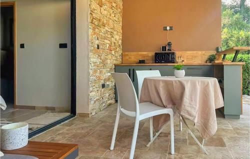 a dining room with a table and chairs at Très Beau Gîte Piscine - Spa in Solliès-Pont